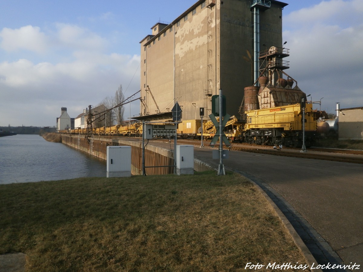 Gleisbauzug von Schweerbau abgestellt am Saalehafen in Halle (Saale) am 21.1.15