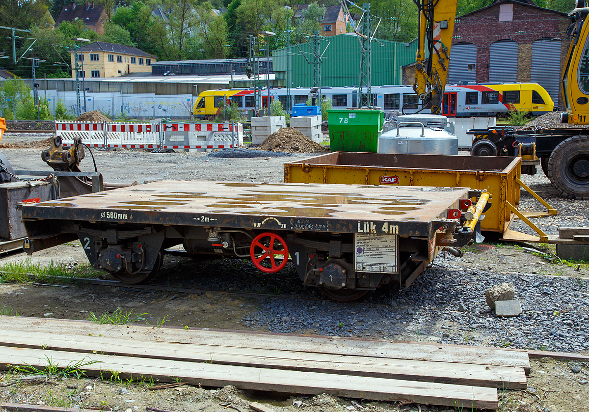 Gleiskraftwagenanhnger GKW-A (H 25), Kleinwagen Nr. 34.1.36785, der KAF Falkenhahn Bau AG (Kreuztal), abgestellt am 14.05.2017 in Betzdorf(Sieg).  Dahinter die zugehrige Aufsetzmulde zu dem Wagen.

TECHNISCHE DATEN: 
Art: Gleiskraftwagenanhnger  BA 341, Typ GKW-A-H 25
Spurweite: 1.435 mm 
Lnge ber Kupplung: 4.000 mm 
Achsabstand: 2.000 mm 
Laufraddurchmesser: 560 mm
Mae Ladeflche: 3.500 mm x 2.500 mm
Hchst Geschwindigkeit: 20 km/h (ehemals 60 km/h)
Nutzlast: 8.000 kg
Eigengewicht: 3.400 kg
