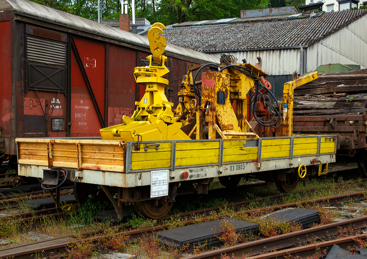 Gleiskraftwagenanhnger Kla 03, Bauart 031, Kleinwagen Nr. 03.0803, der WB - Wiehltalbahn (Betreiber RSE Rhein-Sieg-Eisenbahn) am 28.05.2017 im Eisenbahnmuseum Dieringhausen. 

Der Anhnger wurde 1979 vom AW Bremen  unter der Fabriknummer  178  gebaut. Im Jahr 1999 wurde er von der DB AG an die RSE - Rhein-Sieg-Eisenbahn GmbH in Bonn verkauft.

TECHNISCHE DATEN: 
Spurweite:  1.435 mm    
Eigengewicht:  4,2 t
Nutzlast:  10,0 t
Lnge ber Kupplung: 6.370 mm
Achsabstand: 3.740 mm
Hchstgeschwindigkeit: 70 km/h 