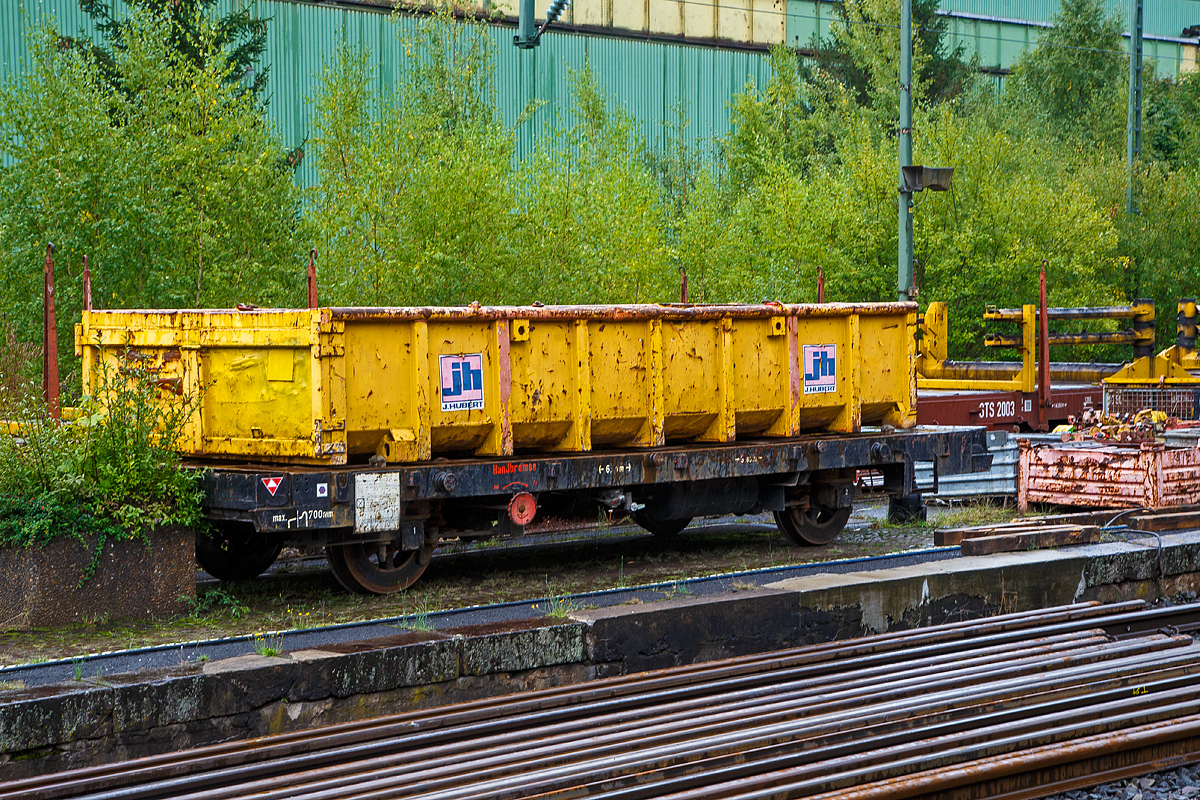 Gleiskraftwagenanhänger Kla 03, Kleinwagen-Nr. 03 0512 5, der Fa. JH - Joseph Hubert Bauunternehmung GmbH & Co. KG (Nürnberg), hier mit aufgesetzter Mulde abgestellt am 17.09.2022 am Bahnsteig vom Bahnhof Niederschelden (geografisch eigentlich Niederschelderhütte).

Der Anhänger wurde 1974 von Schöma unter der Fabriknummer 3820 gebaut und als DB 03.0512 an die Deutsche Bundesbahn ausgeliefert. Die Kla 03 wurden ab 1963 passend zu den Klv 53 gebaut, sie hatten bei einem Leergewicht von ca. 4.000 kg eine Zuladung von 10.000 kg.

TECHNISCHE DATEN:
Spurweite: 1.435 mm
Anzahl der Achsen: 2
Eigengewicht: 4.200 kg
Nutzlast: 10.000 kg
Zul. Anhängelast: 30 t
Länge über Puffer: 6.280 mm
Achsabstand: 3.600 mm
Laufraddurchmesser: 700 mm (neu)
Bremse: WA
Handbremse: Ja
Zul. Geschwindigkeit (Hg): 70 Km/h  