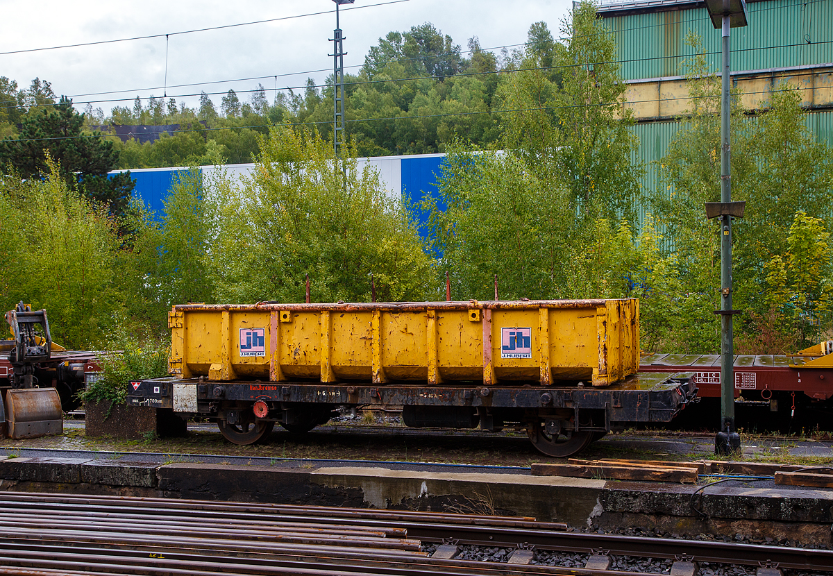 Gleiskraftwagenanhänger Kla 03, Kleinwagen-Nr. 03 0512 5, der Fa. JH - Joseph Hubert Bauunternehmung GmbH & Co. KG (Nürnberg), hier mit aufgesetzter Mulde abgestellt am 17.09.2022 am Bahnsteig vom Bahnhof Niederschelden (geografisch eigentlich Niederschelderhütte).

Der Anhänger wurde 1974 von Schöma unter der Fabriknummer 3820 gebaut und als DB 03.0512 an die Deutsche Bundesbahn ausgeliefert. Die Kla 03 wurden ab 1963 passend zu den Klv 53 gebaut, sie hatten bei einem Leergewicht von ca. 4.000 kg eine Zuladung von 10.000 kg.

TECHNISCHE DATEN:
Spurweite: 1.435 mm
Anzahl der Achsen: 2
Eigengewicht: 4.200 kg
Nutzlast: 10.000 kg
Zul. Anhängelast: 30 t
Länge über Puffer: 6.280 mm
Achsabstand: 3.600 mm
Laufraddurchmesser: 700 mm (neu)
Bremse: WA
Handbremse: Ja
Zul. Geschwindigkeit (Hg): 70 Km/h  