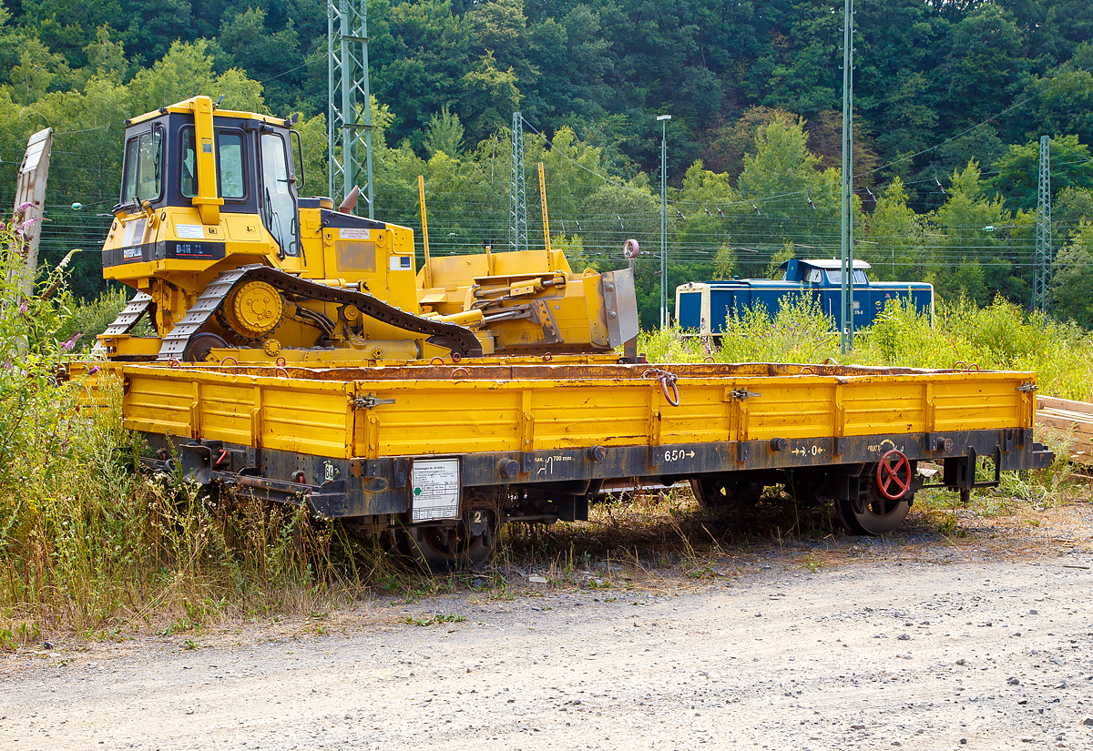 
Gleiskraftwagenanhänger Kla 03, Kleinwagen Nr. 03 0592 5 der Hering Bahnbau GmbH (Burbach-Holzhausen), ex DB 03 0592, abgestellt am 20.07.2018 in Betzdorf (Sieg)

Gebaut wurde der Anhänger 1975 von der Firma F.X. Kögel GmbH & Co. Fahrzeugwerke, Werk Bückeburg.

Technische Daten:
Spurweite: 1.435 mm
Länge über Kupplung: 6.500 mm
Achsabstand: 3.700 mm
Laufraddurchmesser: 700 mm (neu)
Eigengewicht: 4.200 kg
Nutzlast: 10,0 t
Zul. Anhängelast: 32 t
Höchstgeschwindigkeit: 70 km/h  