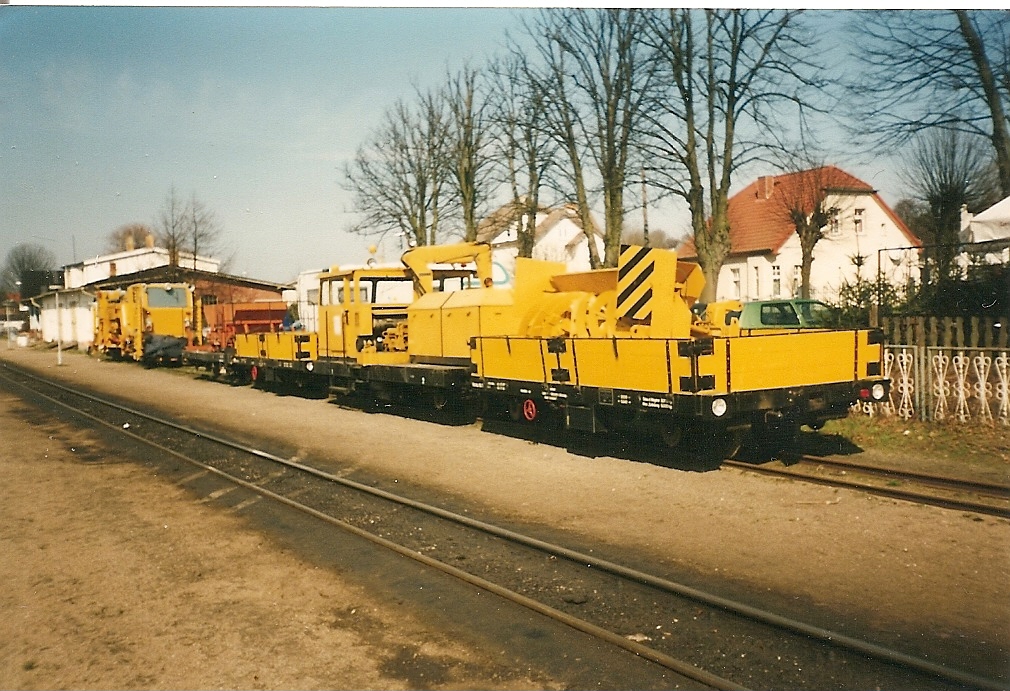 Gleisstopfmaschine und Skl am Binzer Kleinbahnhof Binz Ost(damalige Bezeichnung)