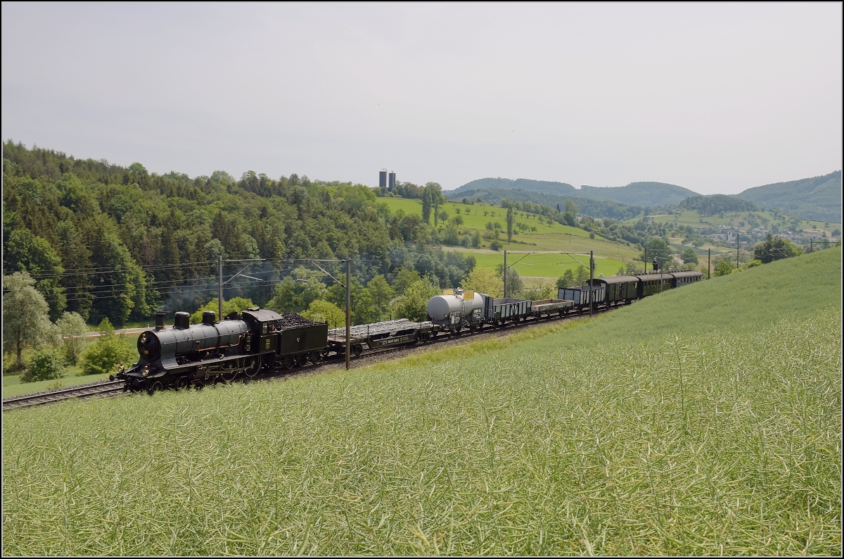 GmP mit A 3/5 705 auf der Bzbergstrecke bei Zeihen anlsslich des Bahnparkfestes Brugg. Mai 2018.