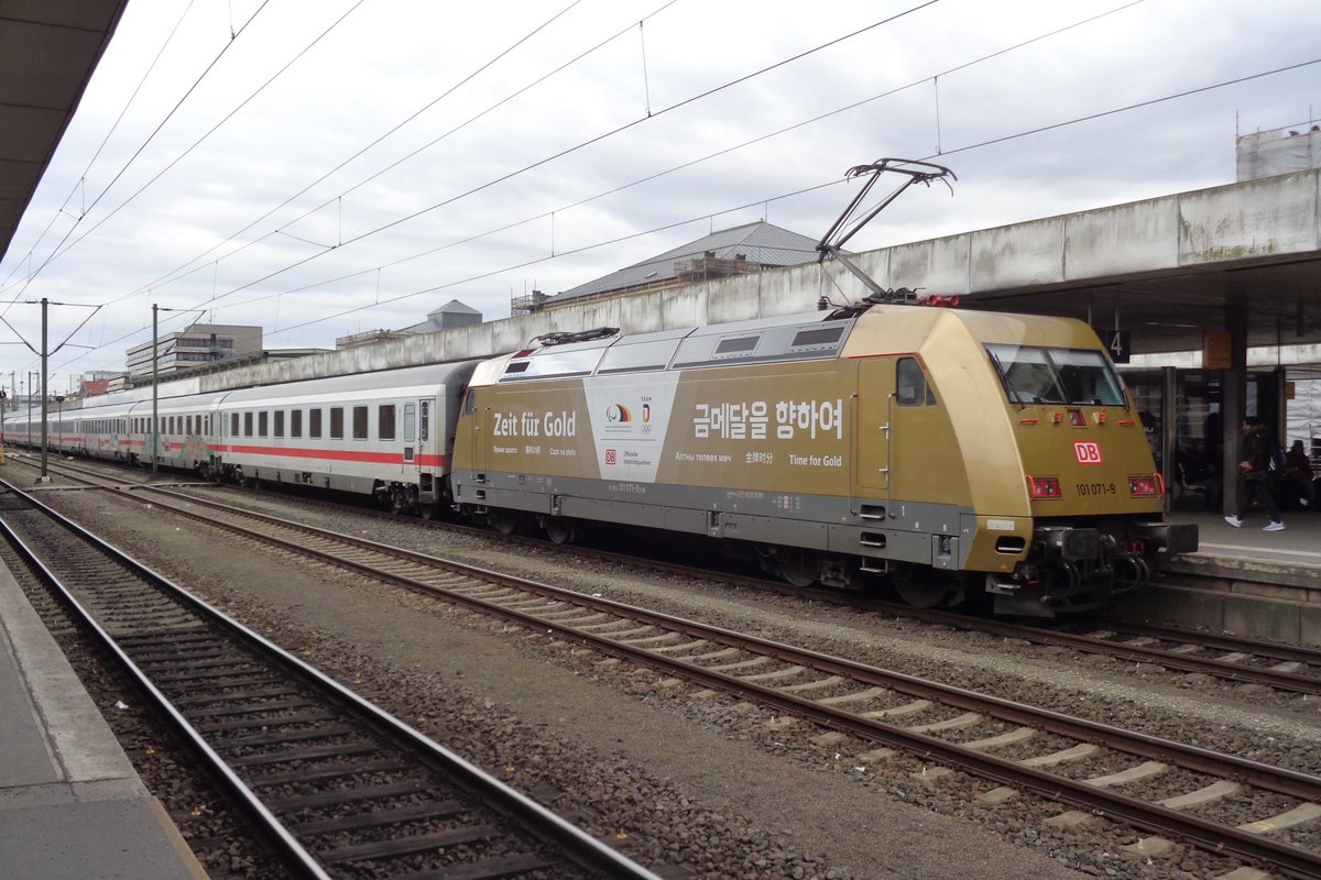 Goldener 101 071 verlässt Hannover Hbf am 4 April 2018. 