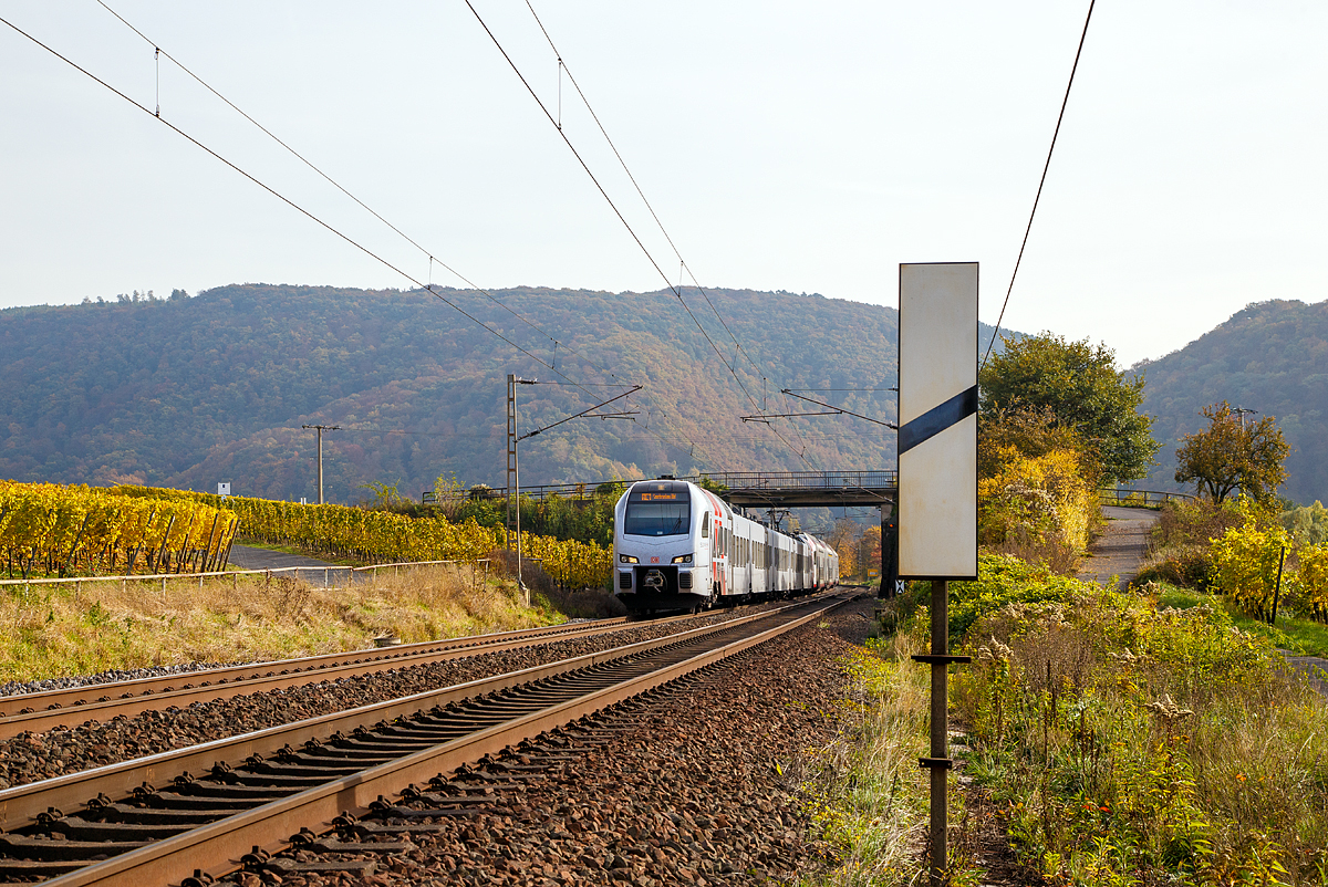 
Goldener Herbst: Der fünfteilige SÜWEX Stadler FLIRT 3 - 429 622 / 429 122 als RE 1   Südwest-Express  gekuppelt mit dem dreiteiligem CFL Stadler KISS 2301 als RE 11  DeLux-Express  fahren am 01.11.2016 bei Winningen Mosel aufwärts in Richtung Tier.

In Trier werden die Triebzüge dann geflügelt, der Stadler FLIRT 3 fährt dann weiter via Saarbrücken und Kaiserslautern nach Mannheim, der CFL Stadler KISS 2301 via Igel und Wasserbillig nach Luxembourg.