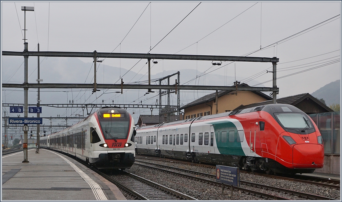 Gotthard-Reisezüge aus dem Hause Stadler in Riviera-Bironico: Während der SBB RABe 501 004 (UIC 93 85 0501 004-2 CH-SBB)  Giruno  zu Testfahren hier verweilt, sind zwei Tilo RABe 524 als RE 25082 von Milano nach Erstfeld unterwegs.
1. Oktober 2018