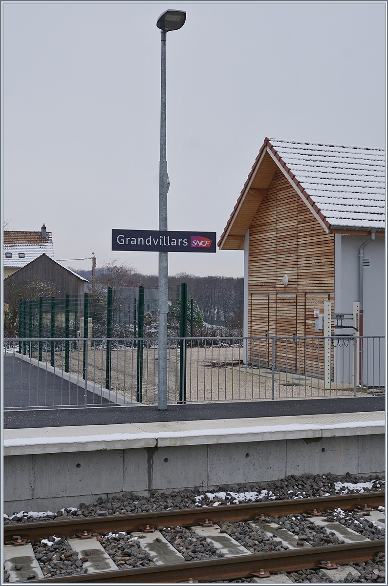 Grandvillars, ein Bahnhof auf der wieder eröffneten Strecke Delle - Belfort.
Die wieder eröffnete Strecke Delle - Belfort bedienet die Zwischen Halte Jonchery, Grandvillars, Morvillars (unter Vorbehalt), Meroux TGV und Danjoutin.
Der Bahnhof von Delle wurde dem Verkehr entsprechend ausgebaut, in Meroux TGV dienen die beiden Gleise vorwiegend dem Umsteigeverkehr und der hier gezeigte Bahnhof von Grandvillars wurde zur Kreuzungsstelle ausgebaut, die andern Station haben keine Fahrdienstliche Funktion.

11. Jan. 2019

