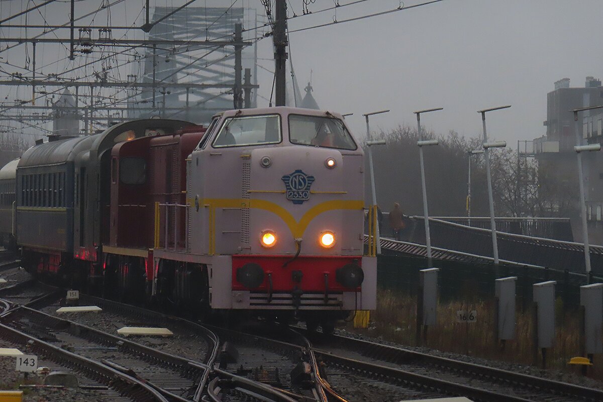 Grau und regnerisch ist 15 Dezember 2024 wann VSM 2530 mit ein Sonderzug in Nijmegen eintreft.