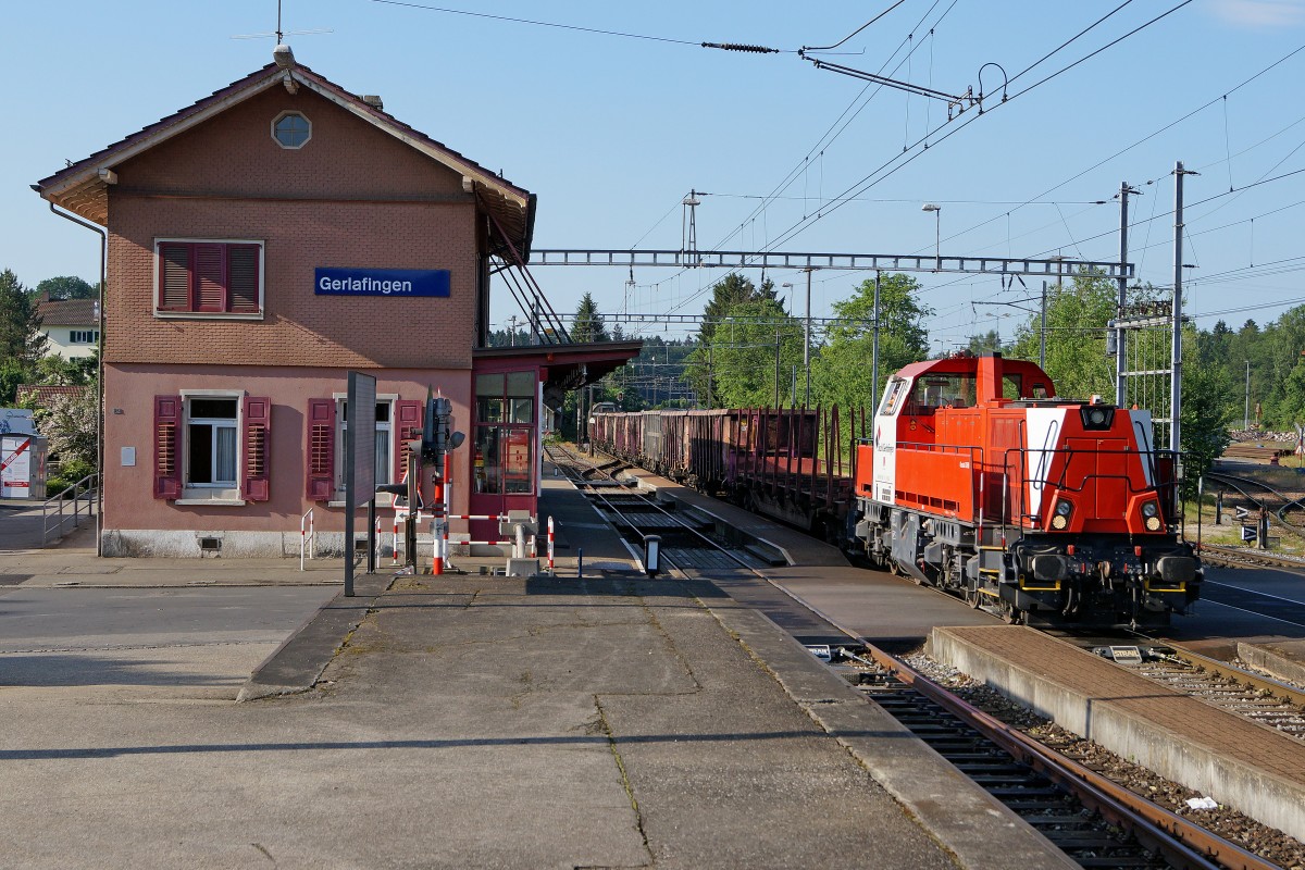 Gravita: Da an den Samstagen fr das Stahlwerk Gerlafingen nur eine Gterzugszufuhr stattfindet, werden die Wagen von der Gravita und dem Rangierpersonal des Stahlwerkes weggestellt, da kein Rangierpersonal der SBB anwesend ist. Die Aufnahme ist am 6. Juni 2015 in Gerlafingen entstanden.
Foto: Walter Ruetsch 