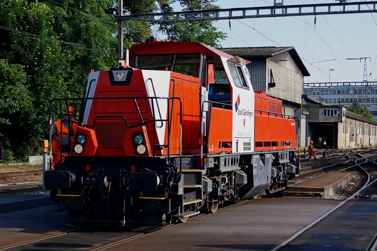 Gravita: Da an den Samstagen fr das Stahlwerk Gerlafingen nur eine Gterzugszufuhr stattfindet, werden die Wagen von der Gravita und dem Rangierpersonal des Stahlwerkes weggestellt, da kein Rangierpersonal der SBB anwesend ist. Die Aufnahme ist am 6. Juni 2015 in Gerlafingen entstanden.
Foto: Walter Ruetsch 
