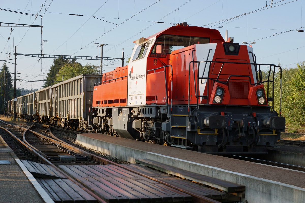 Gravita: Da an den Samstagen für das Stahlwerk Gerlafingen nur eine Güterzugszufuhr stattfindet, werden die Wagen von der Gravita und dem Rangierpersonal des Stahlwerkes weggestellt, da kein Rangierpersonal der SBB anwesend ist. Am 12. September 2015 stand für diese Leistung die Gravita  BIBERIST  im Einsatz. Die Gravita  GERLAFINGEN  (erkennbar im Schuppen links im Bild) wurde bereits zu einem früheren Zeitpunkt auf dieser Seite veröffentlicht. Vermehrt werden die Zufuhren nach Gerlafingen mit DB BR 185 anstatt mit SBB CARGO Re 6/6 bespannt.
Foto: Walter Ruetsch 
