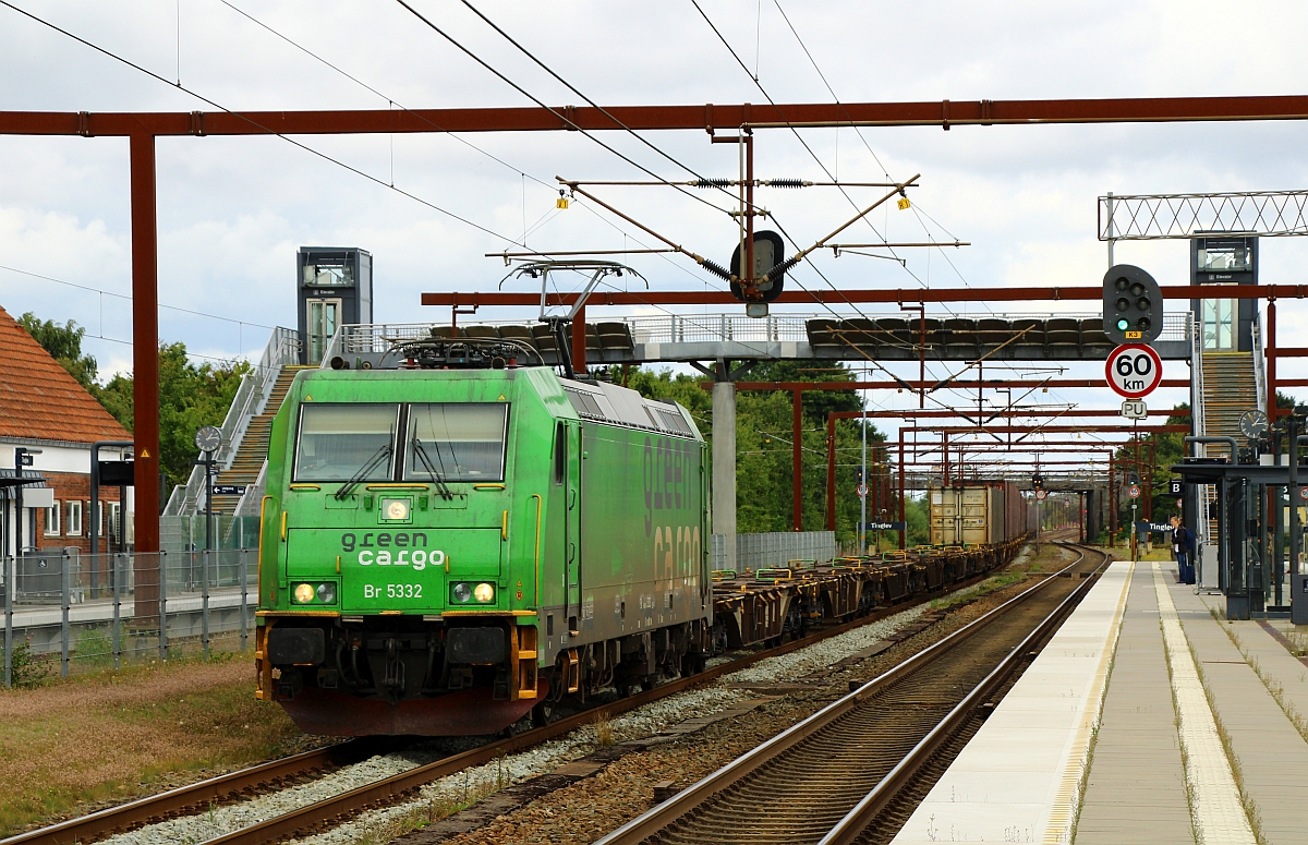 GreenCargo Br 5332, REV/LD X/11.05.15, Verl/AM9/10.05.22 mit dem Volvozug nach Maschen fährt hier langsam durch Tinglev/DK. 08.08.2022