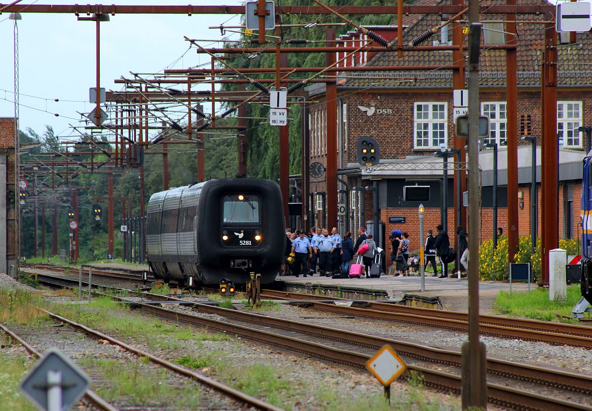 Grenzkontrolle in Padborg...DSB IC3 50/54/5281 aus Flensburg ist gerade angekommen. Padborg/DK 30.07.2017