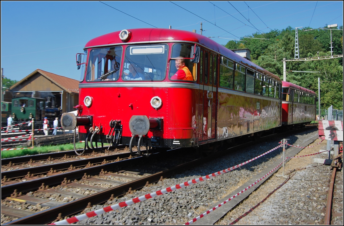 Grenzverkehr Waldshut-Koblenz. Zum 150-jährigen Streckenjubiläum verkehren wie einst der Uerdinger Schienenbus 796 739 und Beiwagen 996 701. August 2009.