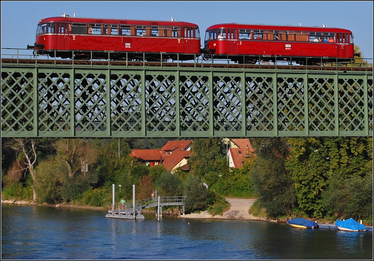 Grenzverkehr Waldshut-Koblenz. Zum 150-jährigen Streckenjubiläum verkehren wie einst der Uerdinger Schienenbus 796 739 und Beiwagen 996 701. August 2009.