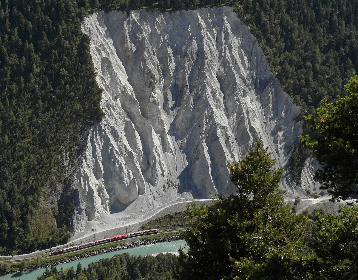 Groß die Schlucht, klein der Zug - Der GLACIER-EXPRESS GEX 904, Zermatt - St.Moritz passiert einen kleineren Bergsturz in der Ruinaulta und erreicht in Kürze die Station Versam-Safien (24.08.2014).