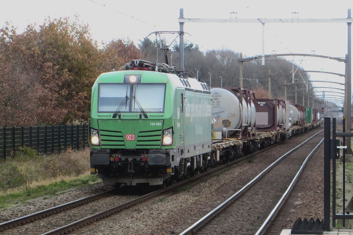 Grner DB Cargo 193 560 durchfahrt Tilburg-Reeshof am 8 Dezember 2021.