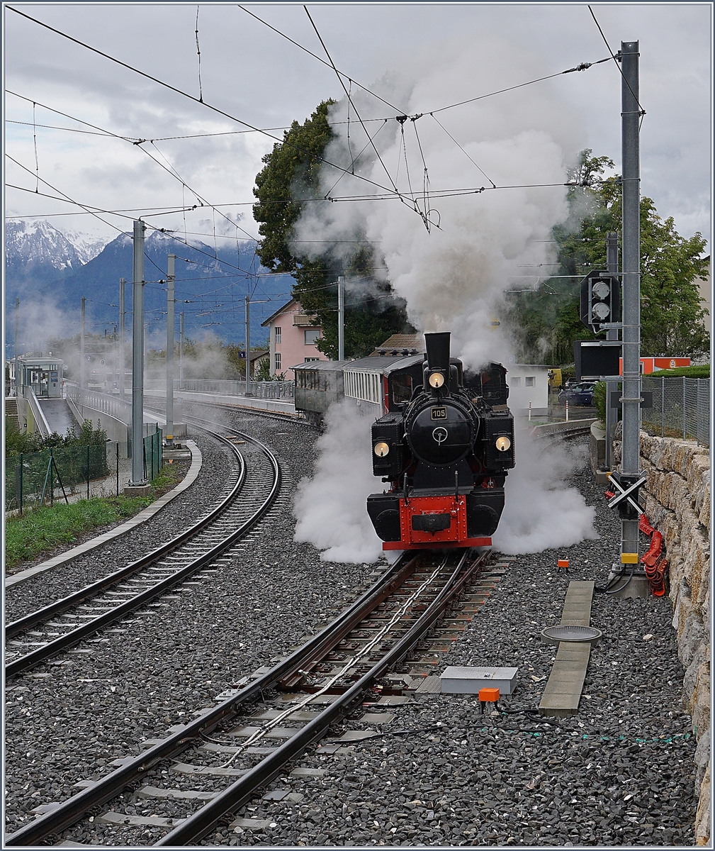 Grund des bunt zusammengesetzten Riviera-Belle-Epoque Zuges nach Vevey war, dass der eine Teil als Extrazug für eine Gesellschaft nach Chaulin reservier war und hier bei St-Legier nach dem Abwarten des Kreuzungszuges die Fahrt wieder aufnimmt. 

27. Sept. 2020