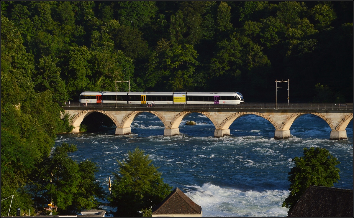 GTW auf dem Rheinfallviadukt. Juli 2016.