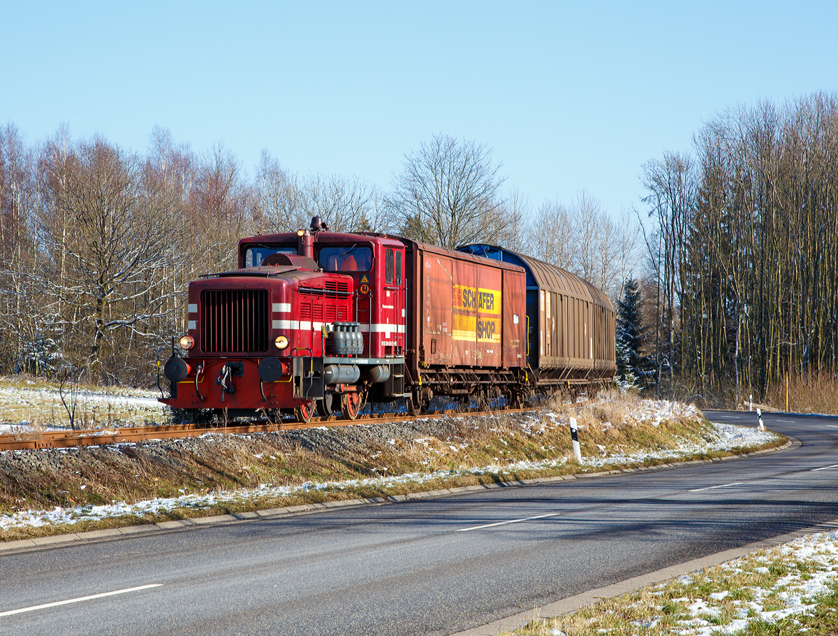 
Güterverkehr am Westerwald, mit einem Hauch von Winter....
Die V 26.3 (Lok 3) der Westerwaldbahn (WEBA) eine Jung R 30 B, fährt am 16.02.2016 ihrem Güterzug von Weitefeld, via Bindweide, nach Scheuerfeld/Sieg, hier beim Elkenrother Weiher (zwischen Weitefeld und Elkenroth).

Die Jung Lok vom Typ R 30 B wurden bei der Firma Jung in Kirchen/Sieg 1957 unter der Fabriknummer 12748 gebaut und als V 26.3 an die WEBA geliefert. Sie hat die NVR-Nummer 98 80 3944 005-8 D-WEBA.