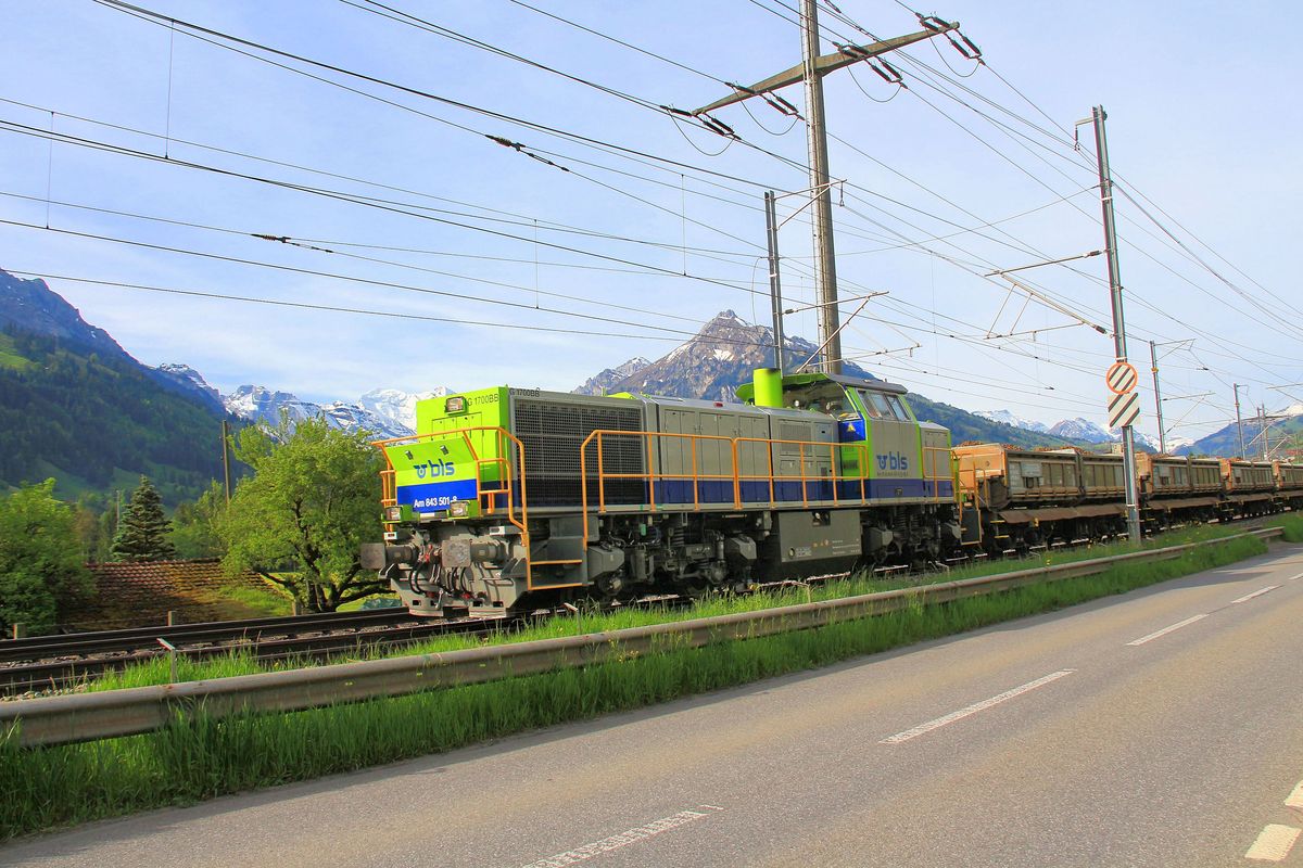 Güterverkehr auf der Lötschberg-Achse: Die BLS-Lok Am 843 501 mit einem Schotterzug. Frutigen Winklen, 23. Mai 2017.  