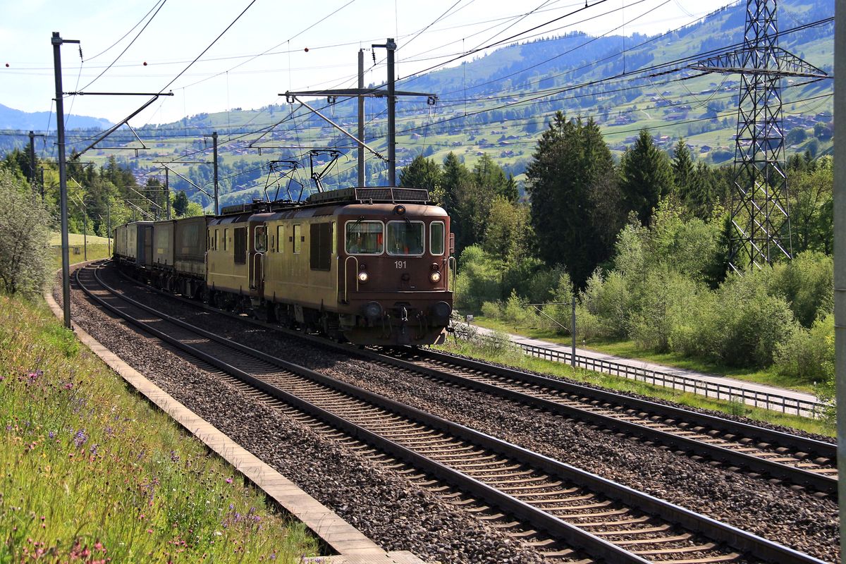 Güterverkehr auf der Lötschberg-Achse: Die BLS-Lokomotiven Re 4/4 191 und 189. Bei Frutigen, 23.Mai 2017. 