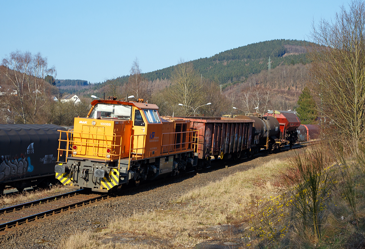 
Güterverkehr im Hellertal....
Die Lok 44 (92 80 1271 004-4 D-KSW) die MaK G 1000 BB der KSW (Kreisbahn Siegen-Wittgenstein) kommt am 17.03.2016 mit drei Güterwagen in Herdorf an. 

Sie kommt über die Hellertalbahn (KBS 462) aus Burbach-Würgendorf. Hier in Herdorf werden auf dem KSW-Rangierbahnhof noch etliche weitere Wagen angehangen und dann via Betzdorf nach Kreuztal gebracht. 