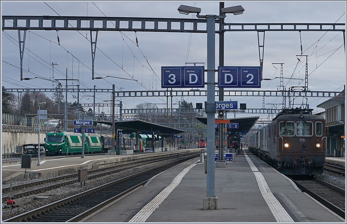 Güterverkehr in Morges mit zwei BAM Ge 4/4 links im Bild und der BLS Re 4/4 179 recht im Bild. 

22. Feb. 2017