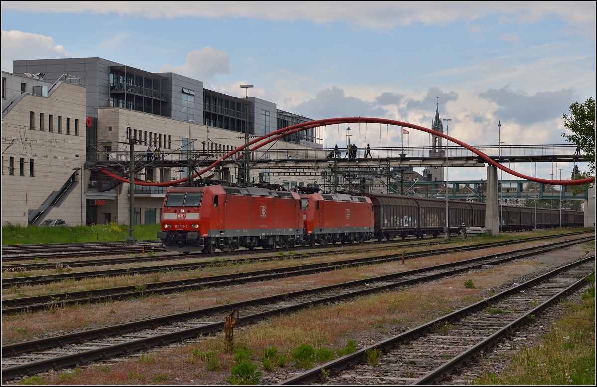 Güterverkehr in die Schweiz. 

Zwei 185er mit Schweizausrüstung warten auf die Abfahrt in die Schweiz unter der Bodenseewelle im Bahnhof Konstanz. Vorne 185 119-5, dahinter 185 091-6. Mai 2014.