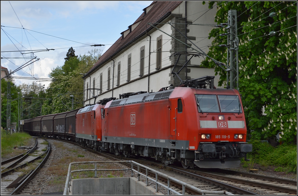 Güterverkehr in die Schweiz. 

Zwei 185er mit Schweizausrüstung ziehen einen Red-Bull-Zug in den Bahnhof Konstanz. Vorne 185 119-5, dahinter 185 091-6. Mai 2014.