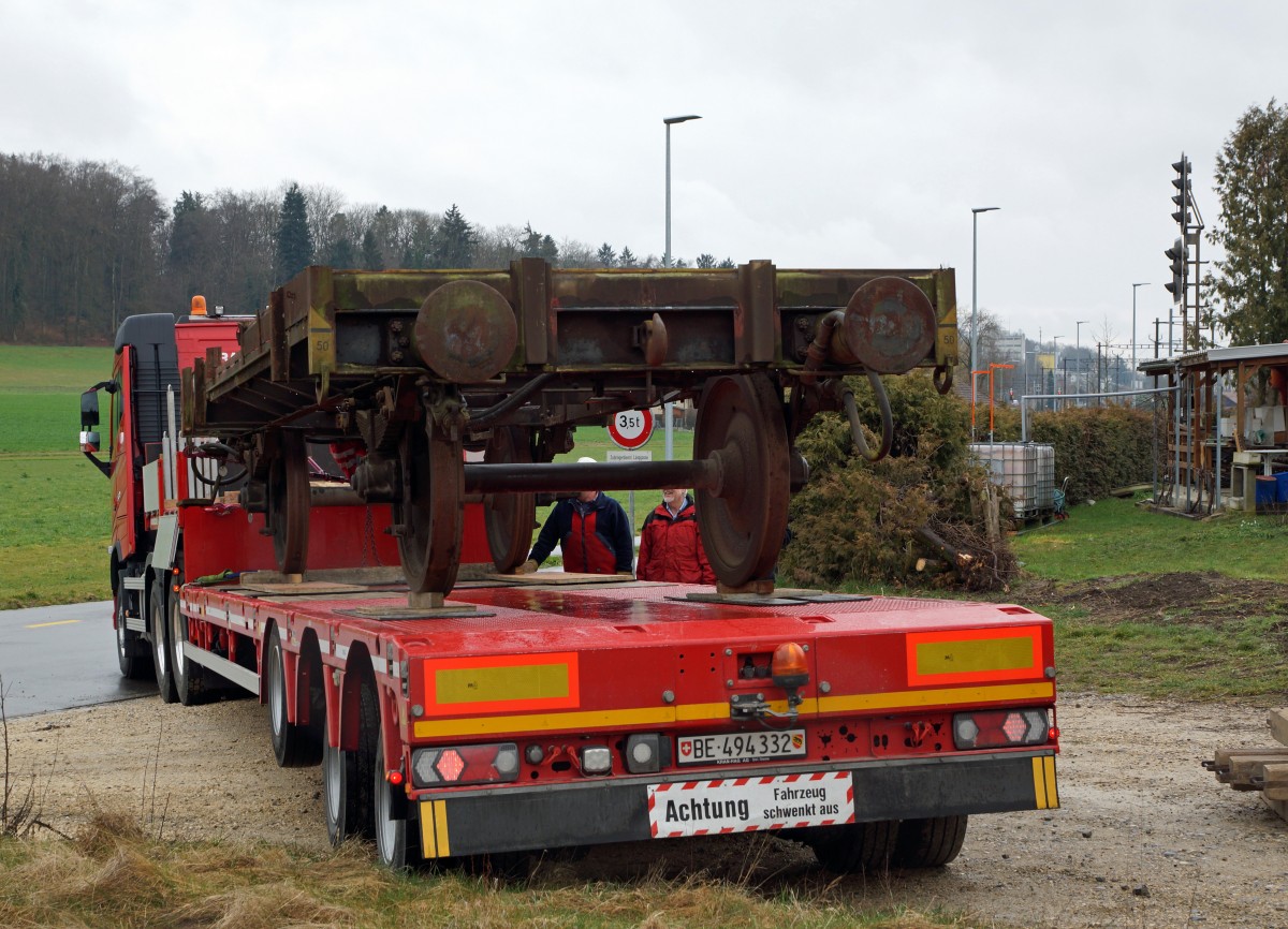 Güterwagen: AUSZUG AUS BUSSWIL. Heute den 2. März 2016 hat sich der N-Bahn-Club Busswil (NBCB) endgültig von seinen zwei Güterwagen getrennt, die der Neugestaltung des Bahnhofs Busswil zum Opfer gefallen sind. Während der letzte in der Schweiz noch vorhandene Kühlwagen P 23 85 849 1801-1 (ehemals Sais AG Horn/TG, Baujahr 1951) mit dem ursprünglichen Holzkasten in Frauenfeld bei IG Schiene Schweiz seine neue Heimat fand, wo er der Nachwelt erhalten bleibt, landete der bereits durch den NBCB teilweise abgebrochene ex Gklm-v 42 85 114 4 887-3 auf dem  SCHROTTHAUFEN. Beide Aufnahmen entstanden in Busswil bei Wetterverhätnissen, die so traurig waren wie der Abschied. Nun steht nur noch das Club-Lokal des NBCB in dem auch die wunderschöne Modellbahnanlage der Spur N bewundert werden kann, in Form eines alten Mitteleinstiegwagens beim Bahnhof Busswil. Gebaut wurde der Kühlwagen durch Schindler Waggon AG Pratteln. In Busswil hatte er seinen Standplatz von 1986 bis 2016. Von diesen Wagen existierten nur gerade zwei Stück.
Foto: Walter Ruetsch    