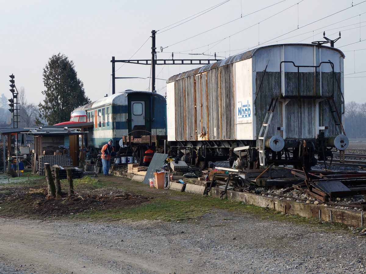 Güterwagen: ERHALTUNG ANSTATT VERSCHROTTUNG. Dieser letzte in der Schweiz noch vorhandene Kühlwagen UIC 51 23 85 849 1801-1 mit dem ursprünglichen Holzkasten aus den frühen 1950er Jahren, der dem Bahnhofumbau Busswil weichen muss, wurde vom Verein IG Schiene Schweiz im letzten Moment gerettet. Bis zum Abtransport in die Ostschweiz war er im Besitz des N-Bahn Clubs Busswil (NBCB). Die Aufnahme entstand am 27. Februar 2016.
Foto: Walter Ruetsch    