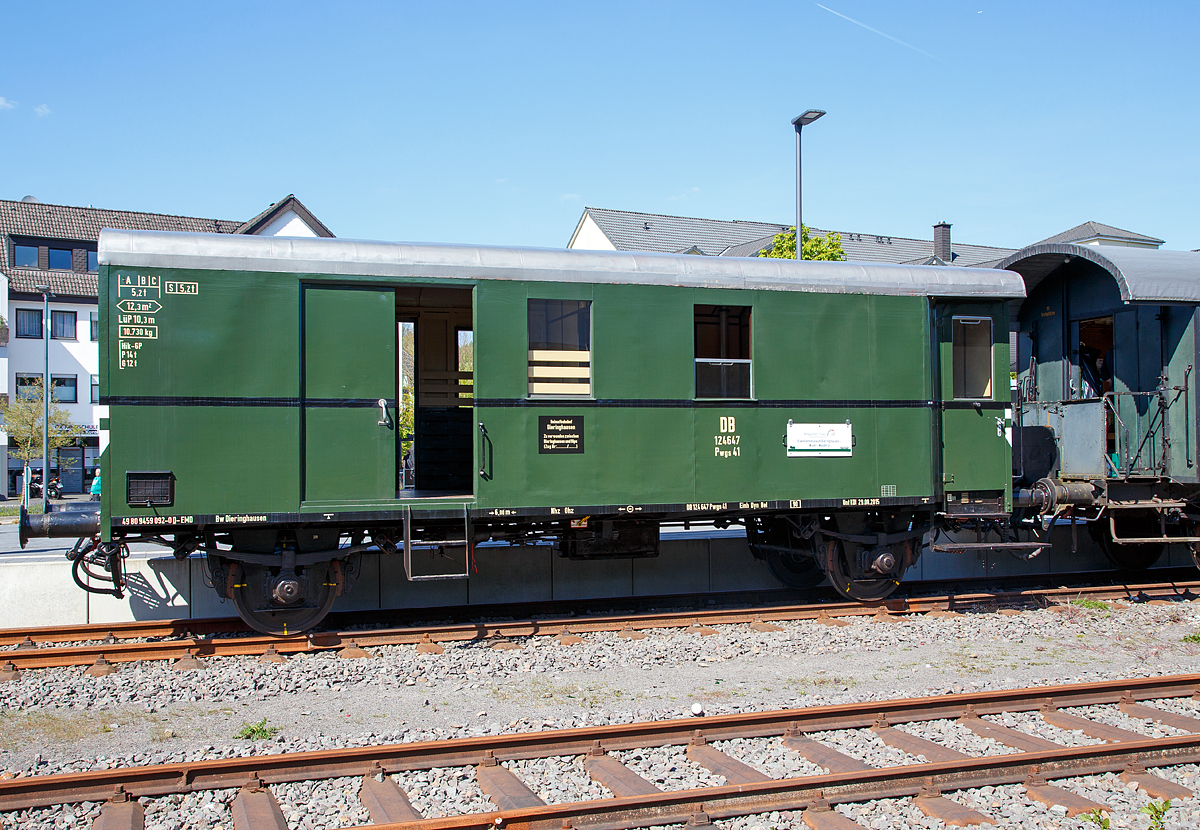 
Güterzugbegleitwagen bzw. Gepäckwagen für Personenzüge ex DB 124 647 Pwgs 41(UIC 49 80 9459 092-0 D-EMD) des EM Dieringhausen am 05.05.2011 am Bf Wiehl, in dem Museumszug Bergischer Löwe. 

In den Jahren 1935 bis 1942 beschaffte die Deutsche Reichsbahn eine Serie von Güterzugpackwagen, der Gattungen Pwgs 35, 35a, 38, 41, die optisch den vorher gebauten Personenzug-Gepäckwagen (Pwi-28 bis 31a) ähnelten. Einige dieser Wagen wurden auch mit Dachkanzeln ausgeliefert, die aber später wieder entfernt wurden. 

Technische Daten:
Spurweite: 1.435 mm
Anzahl der Achsen: 2 
Eigengewicht: 10.730 kg 
Max. Zuladung: 5.200 kg
Länge über Puffer:  10.300 mm
Achsstand: 6.000 mm
Vmax:  90 km/h
Ehemalige Bezeichnungen: ex DB 124 647 Pwgs 41, ex DB 42 80 950 6 xxx-x  