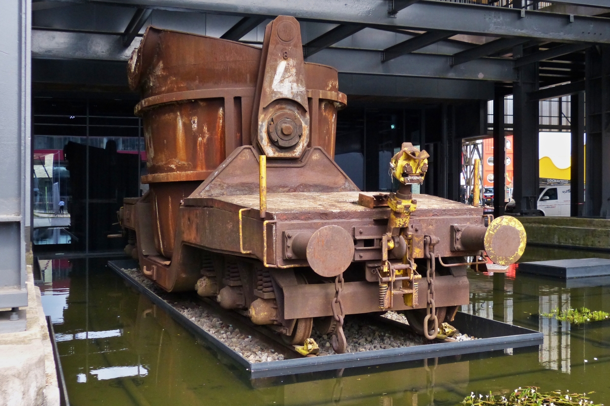 Gupfannenwagen Nr. 1038 mit Pfanne Nr. 4; der Arbed, gebaut von Paul Wurth, Bj. 1967; LP 12000 mm; Fassungsvermgen 12 m; im Einsatz bis 1991. (Info bei Rail.lu.), steht unter dem Industriedenkmal Hochofen auf Esch Belval. 14.04.2021