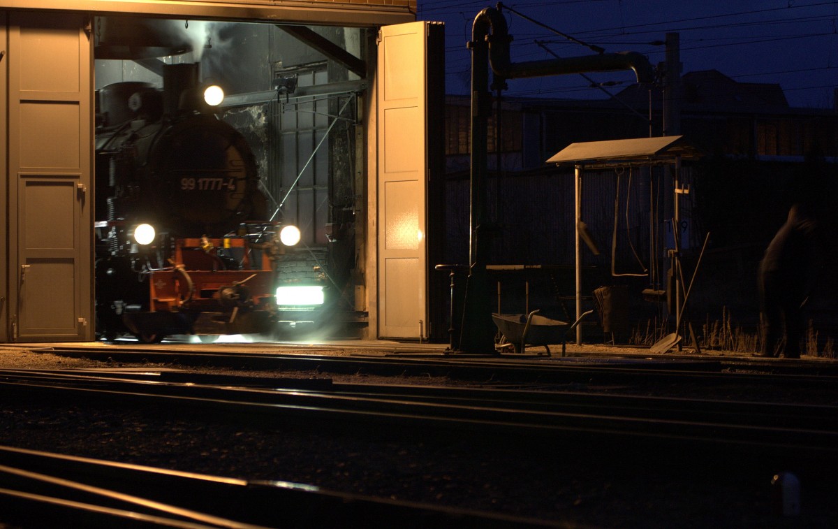 Gute Nacht, 99 1777-4 in den Schuppen fahrend. 16.03.2014  18:44 Uhr Radebeul Ost.