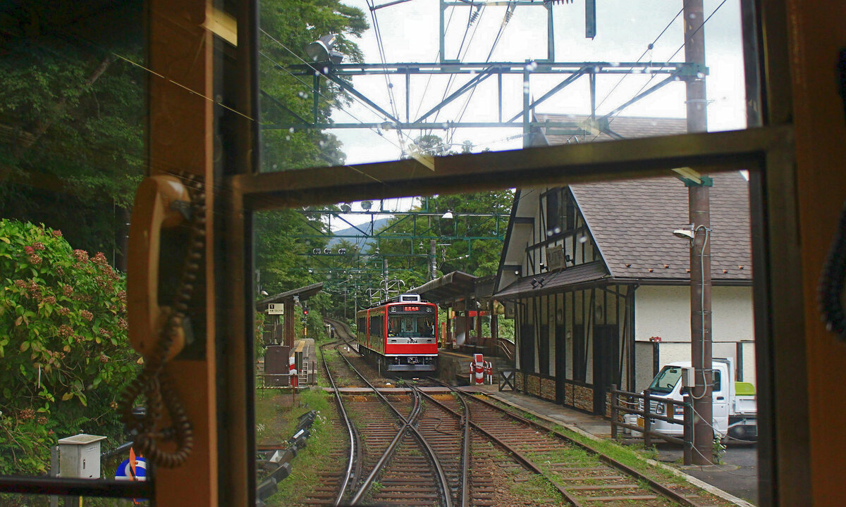 Hakone Tozan Tetsudô, Partnerbahn der RhB: Zwischen Kowakidani und (von unten gesehen) der dritten Spitzkahre liegt die Kreuzungsstation Miyanoshita. Am 7.Oktober 2014 wartet hier der Zweiwagenzug 2003-2004 (1991). 
