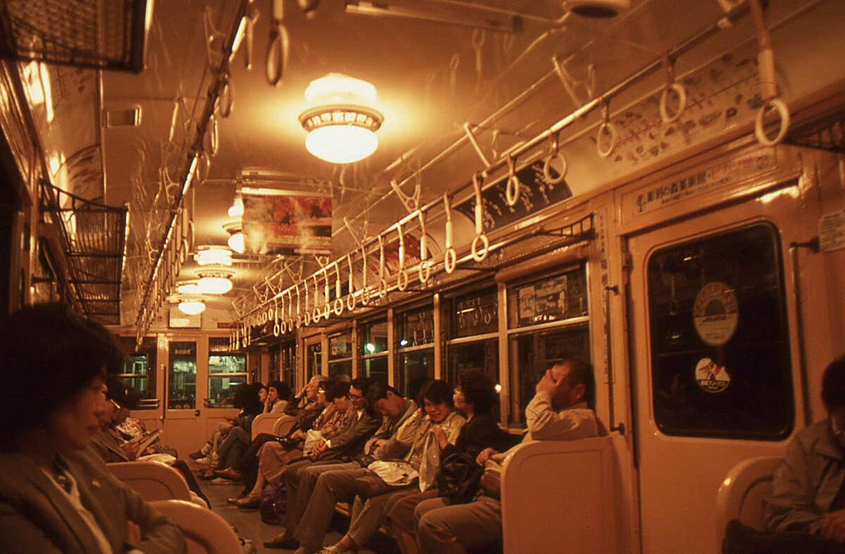 Hakone Tozan Tetsudô, Partnerbahn der RhB: Blick ins Innere eines alten Wagens. Hier Wagen 114 von 1935 (Serie 113-115), Abbruch 1997. 22.Oktober 1992 