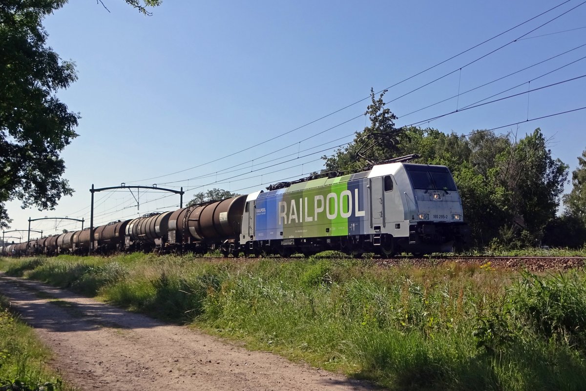 Halbregenbogen 186 295 passiert mit ein Kesselwagenzug am 28 Juni 2019 Oisterwijk.