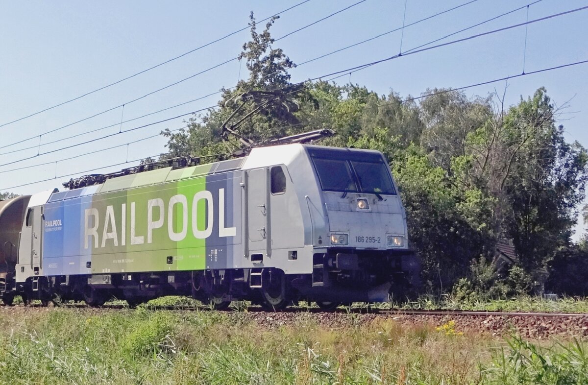 Halbregenbogen 186 295 passiert mit ein Kesselwagenzug am 28 Juni 2019 Oisterwijk. Leider ist wegen zu hoher Gitterwerk solch ein Bild bei Oisterwijk nicht mehr machbar.