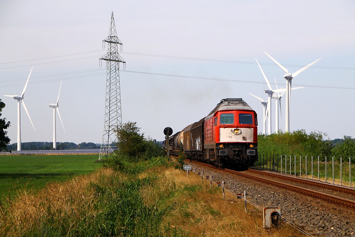 Halt für die Fotografen: Nachdem man die 232 241-0 gut 30 min bei gefühlten 10 km/h fotografieren konnte(der Zug fuhr sehr laaaangsam) stand sie anschliessend mit ihrem Güterzug gut 15min vor Niebüll und wartete auf die Einfahrt. Dank des freundlichen Lokführers der einige Male für die Filmer die Ankunft des Zuges ankündigte und klar machte das es sich um eine Diesellok handelte hatten so auch die Fotografen genug Zeit hier ein entsprechendes Bild machen zu können. Niebüll 22.07.2014