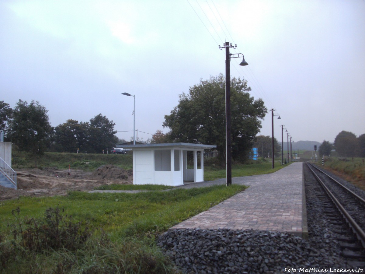 Haltepunkt Serams mit einem Neuen Bahnsteig und Baltige anschlusstreppe zur Buswendeschleife am 12.10.14