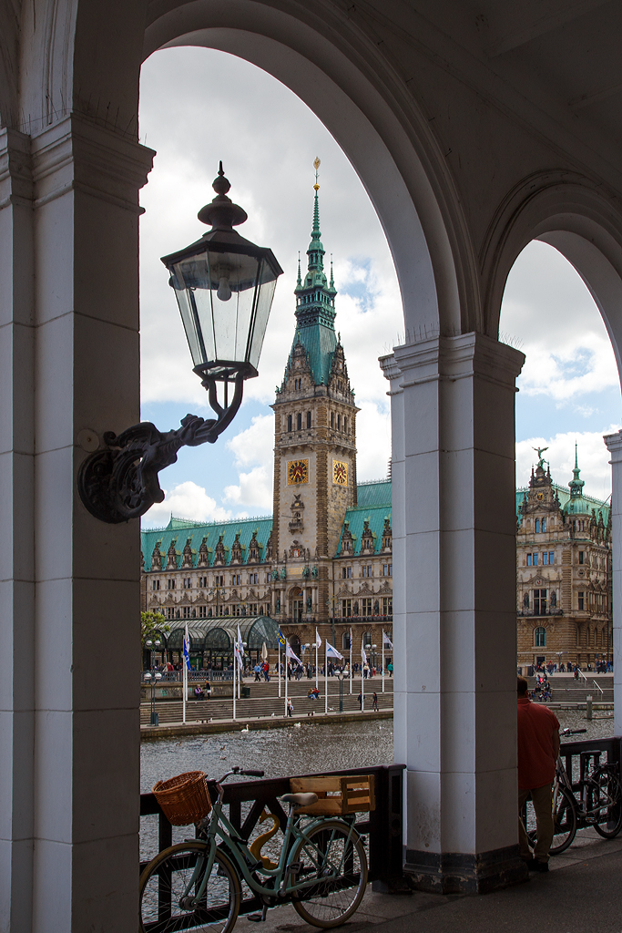 
Hamburg am 16.06.2015: Blick aus den Alsterarkaden auf das Hamburger Rathaus.