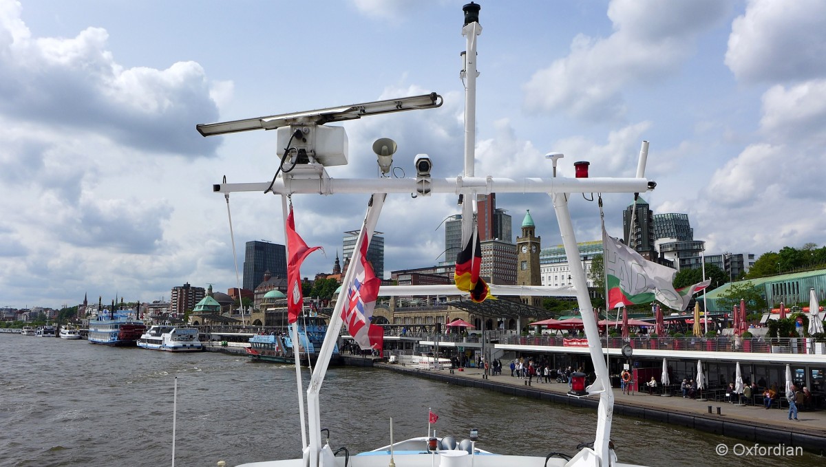 Hamburg - eine Hafenfähre nähert sich den St. Pauli Landungsbrücken.