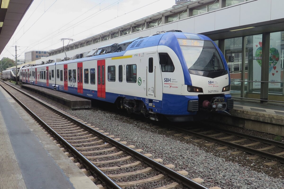 Hannover S-Bahn 3427 019 steht am 9 Juli 2022 in Hannover hbf.