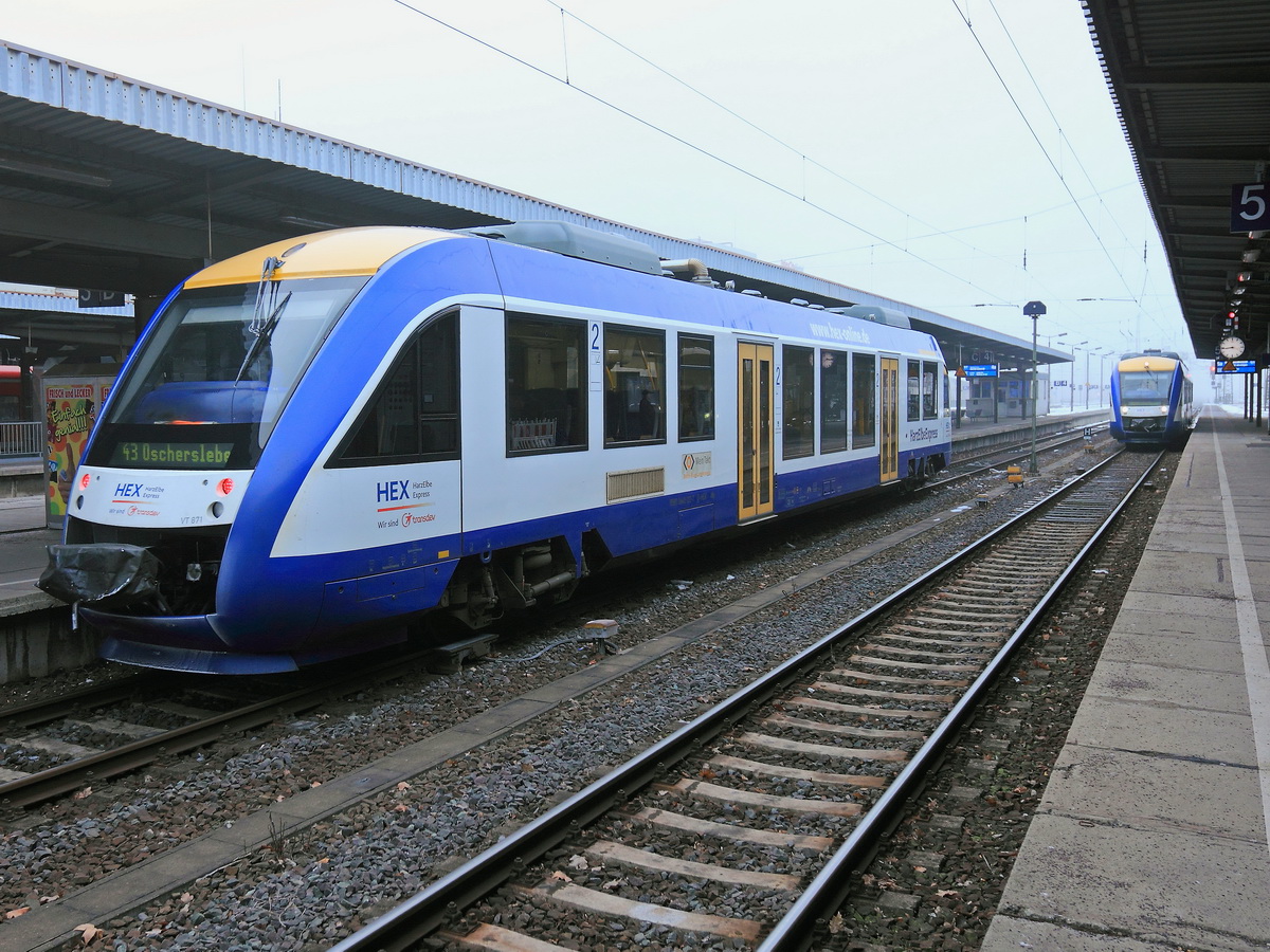HarzElbeExpress VT 871 steht am nebligen Morgen des 22. Januar 2017 als RB 43 in Richtung Oschersleben im Bahnhof von Magdeburg.