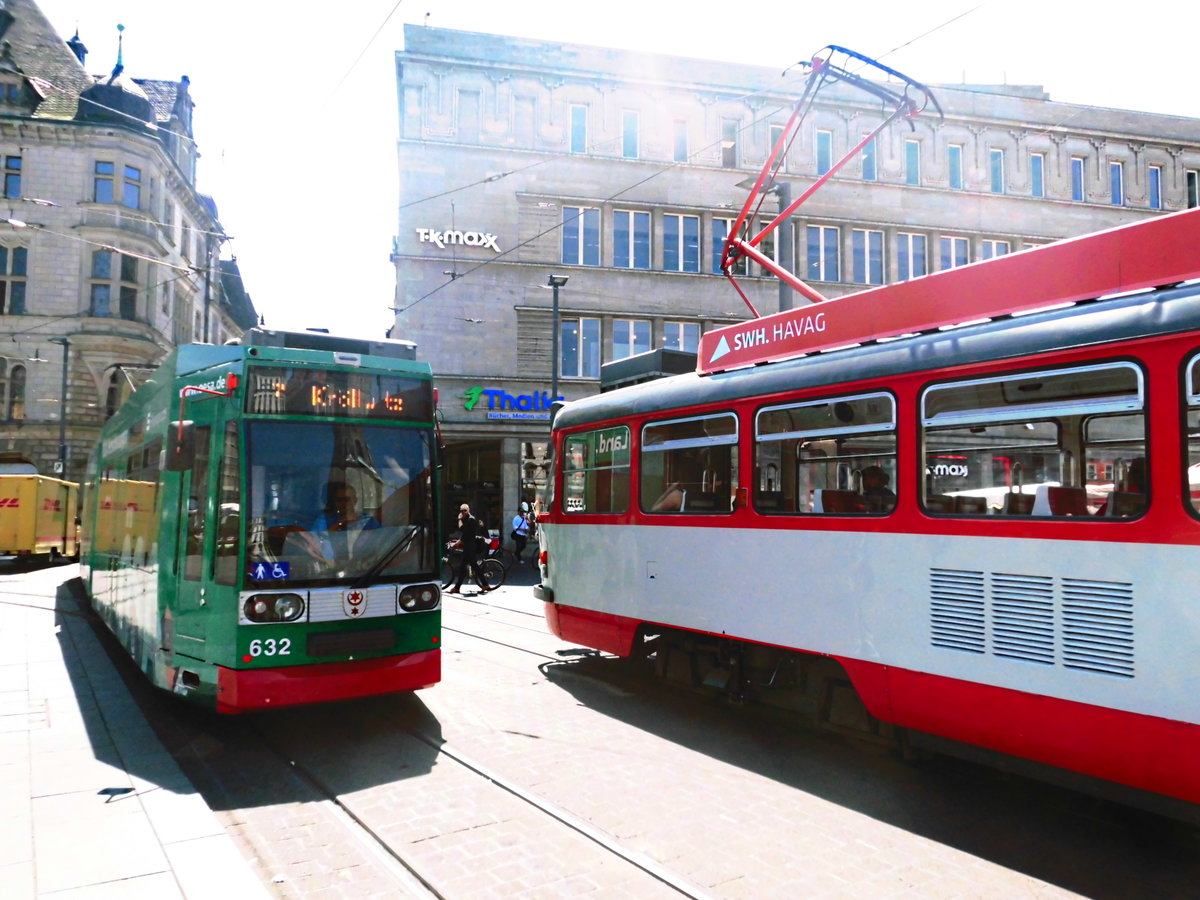 HAVAG Wagen 632 und 1156 an der Haltestelle Halle, Marktplatz am 14.6.17