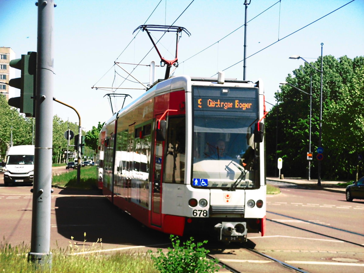 HAVAG Wagen 678 und 677 als Linie 9 mit ziel Gttinger Bogen beim einfahren in die Haltestelle An der Feuerwache am 8.5.18