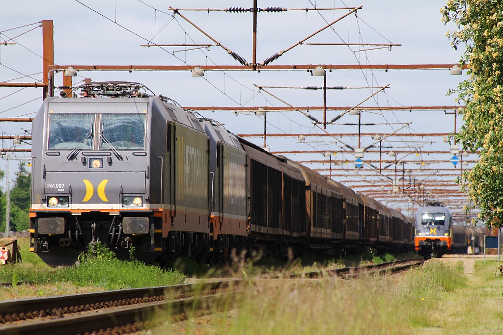 HCR 241.007  Bond  und 241.003  Organa  rollen hier langsam mit dem DGS 45683 aus Malmö in den Gbf Padborg ein, später wird die 242.502  Zurg (kommt im Hintergrund langsam angerollt) diesen Zug übernehemen und gegen 15:00h mit ihm Padborg Richtung Dortmund verlassen. Padborg/DK 09.06.2013