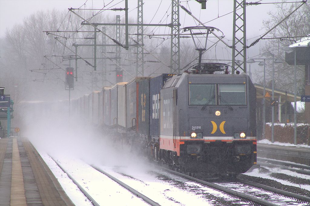 HCR 241.010  Yoda  staubt hier durch den Bahnhof Schleswig. Gruß an den netten Tf! 20.03.2013